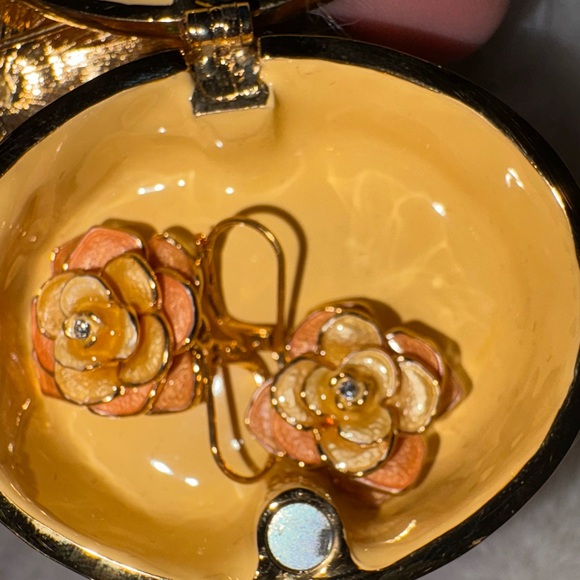 Joan Rivers RARE  Vintage Stunning Trinket Box With Beautiful Earrings! - Picture 13 of 16